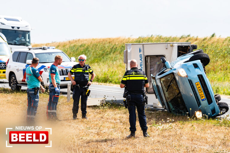 Auto met caravan gekanteld N57 Ouddorp