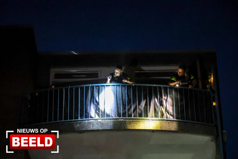Mogelijk schot gelost op jongeren Victor van Vrieslandstraat Rotterdam