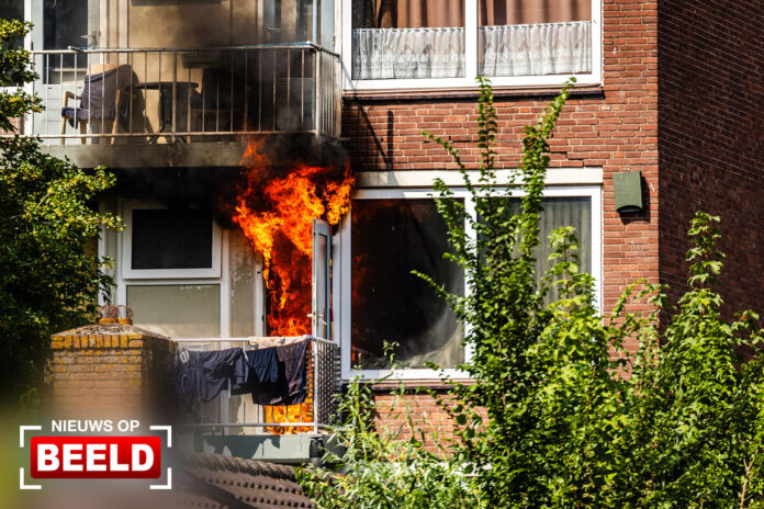 Uitslaande brand aan achterzijde flat Troelstraweg Dordrecht