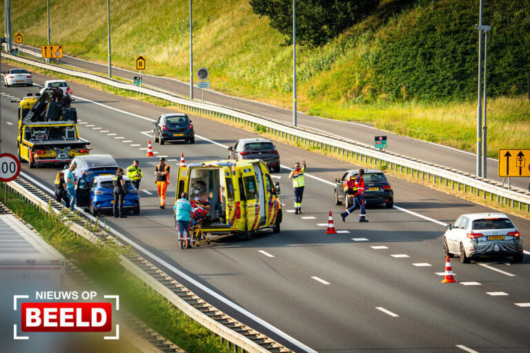 Parallelweg dicht door kopstaartaanrijding A16 Rotterdam-Beverwaard