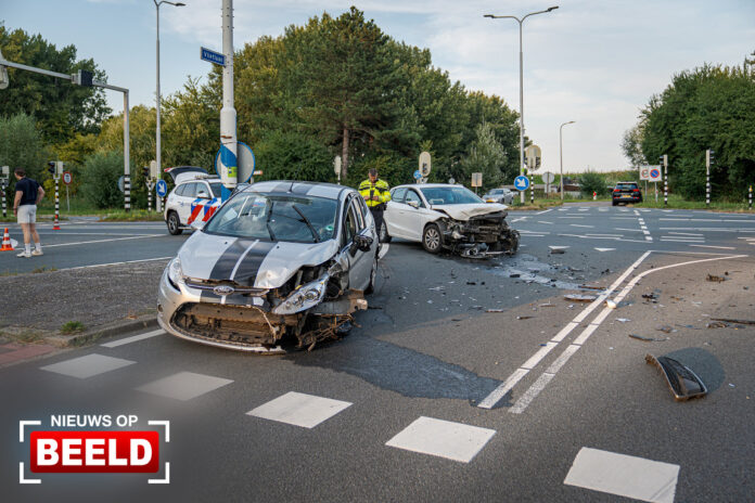 Ravage na aanrijding tussen twee auto’s Vlietlaan Ridderkerk