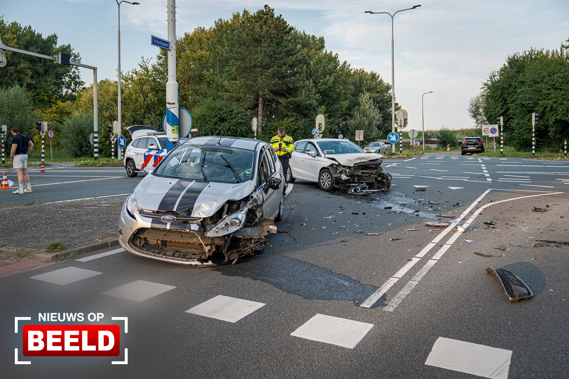 Ravage na aanrijding tussen twee auto’s Vlietlaan Ridderkerk