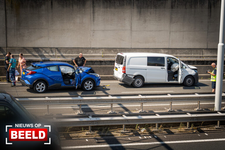 Zes voertuigen betrokken bij kettingbotsing A4 Vondelingenplaat