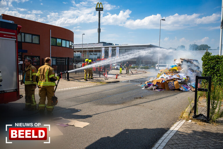 Brand in lading vuilniswagen Aploniastraat Rotterdam