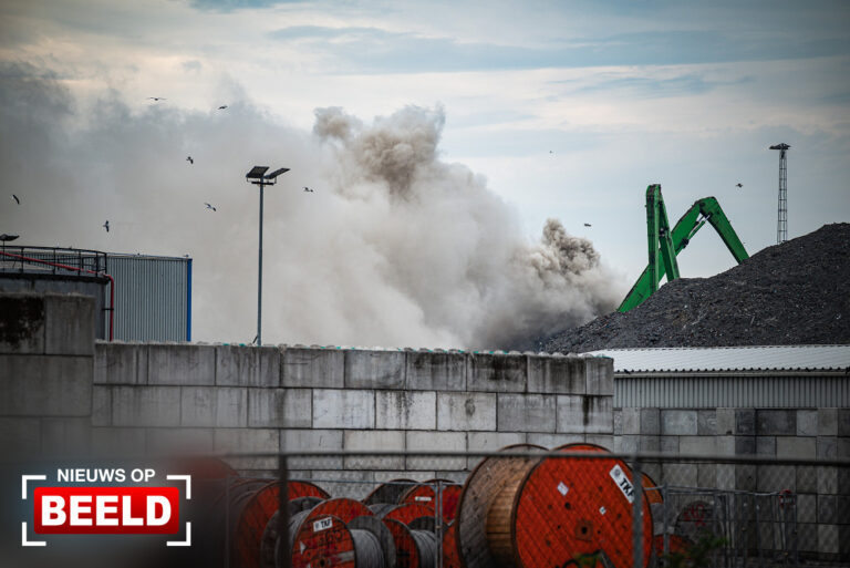 Veel rook en stankoverlast door brand op industrieterrein Quebecstraat Botlek Rotterdam