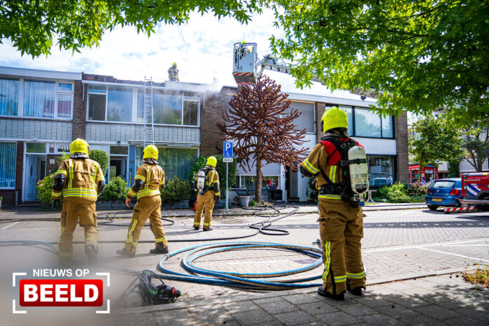 Brand in dak woningen door dakdekkerswerkzaamheden Lieven de Keystraat Rotterdam
