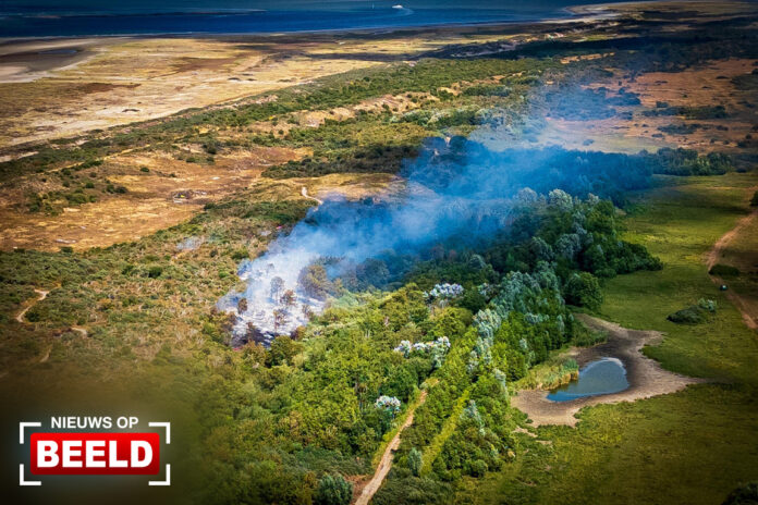 Grote natuurbrand woedt in duinen Oosterduinpad Ouddorp