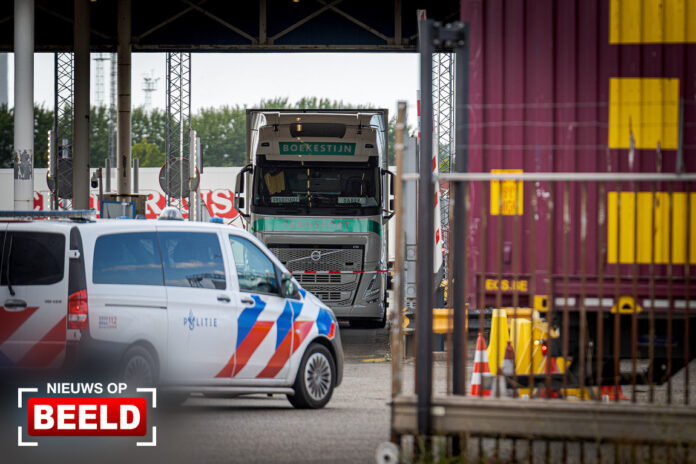 Persoon bekneld bij trailer P&O Ferries Luxemburgweg Rotterdam