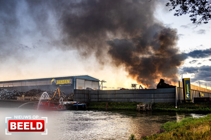 Veel rook bij grote brand in schroothoop Van Leeuwenhoekweg Dordrecht