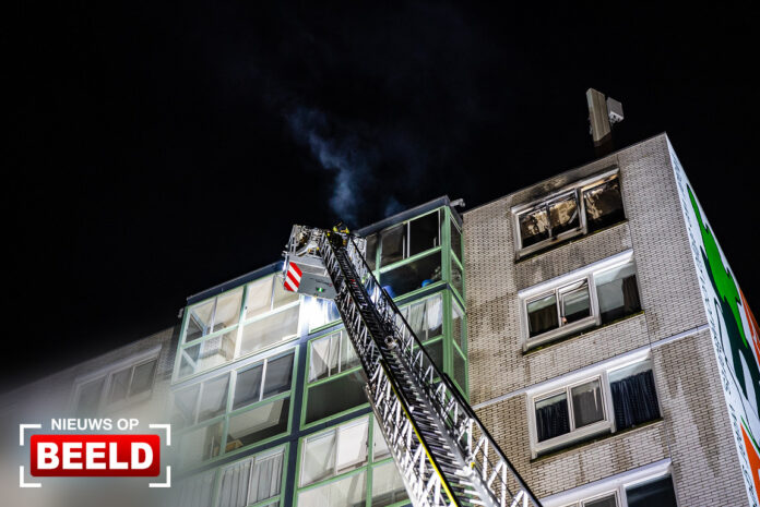 Bewoner seniorencomplex overleden bij felle brand Watertorenweg Rotterdam