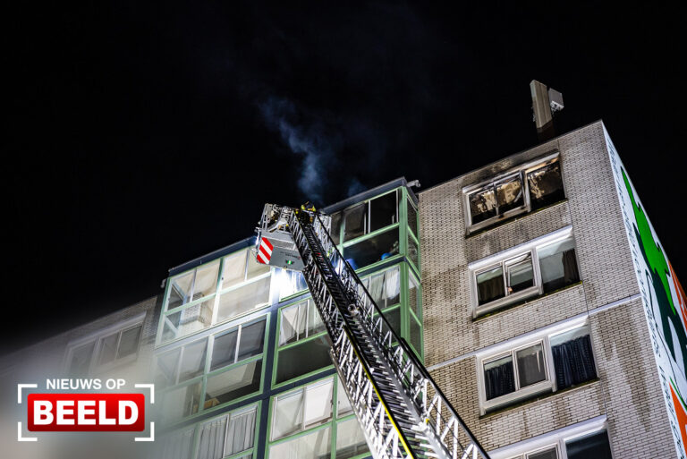Bewoner seniorencomplex overleden bij felle brand Watertorenweg Rotterdam