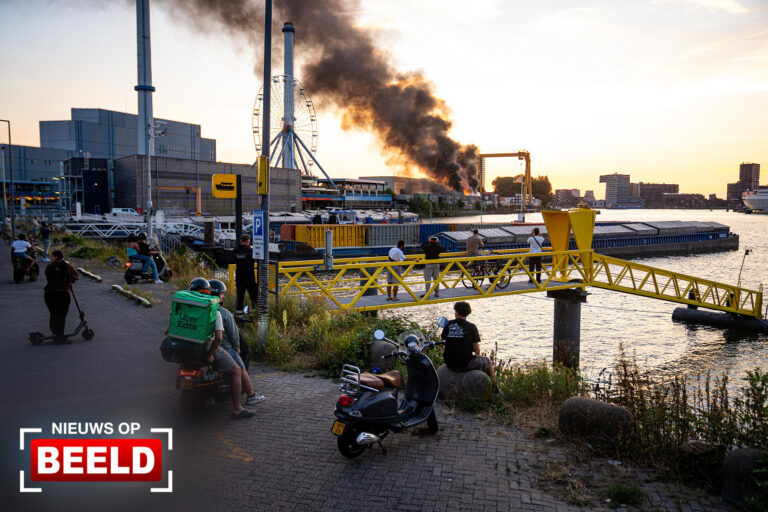 Grote rookpluimen door brand bij recyclingbedrijf Doklaan Rotterdam