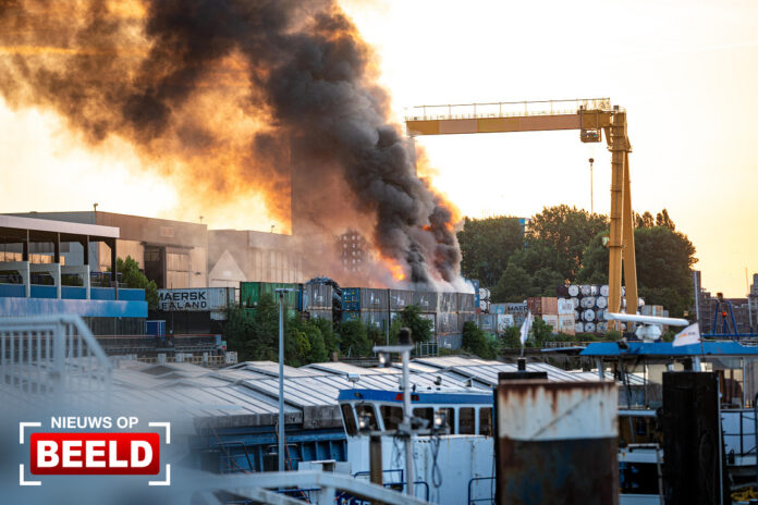 Grote rookpluimen door brand bij recyclingbedrijf Doklaan Rotterdam