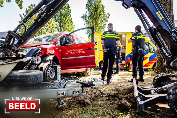 Bestelbus botst op aanhanger Albert Einsteinstraat Oud-Beijerland