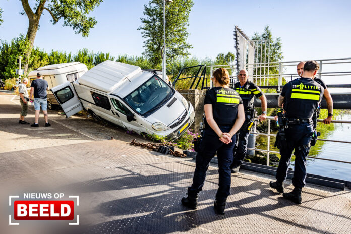 Busje met caravan raakt van de weg bij veerpont Provincialeweg Dordrecht