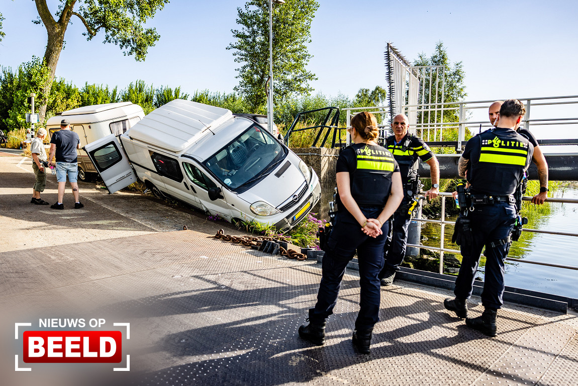 Busje met caravan raakt van de weg bij veerpont Provincialeweg Dordrecht