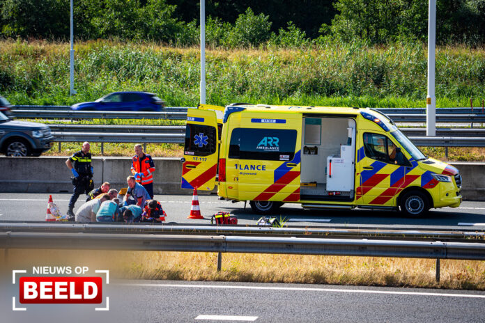 Motorrijder zwaargewond na botsing tegen auto A15 Pernis