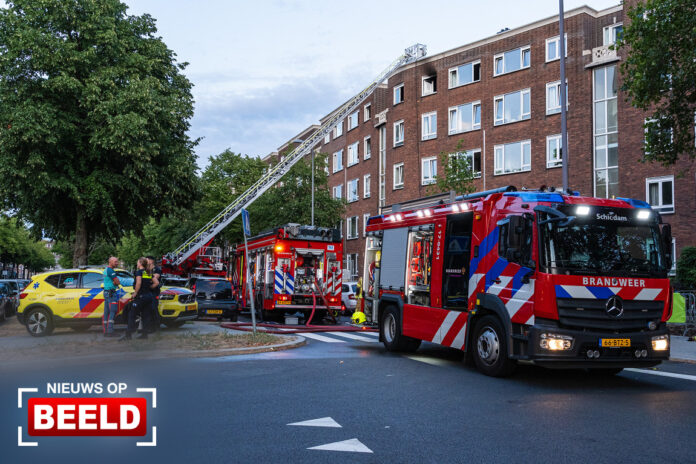 Woningen ontruimd bij grote brand flat Stadhoudersweg Rotterdam