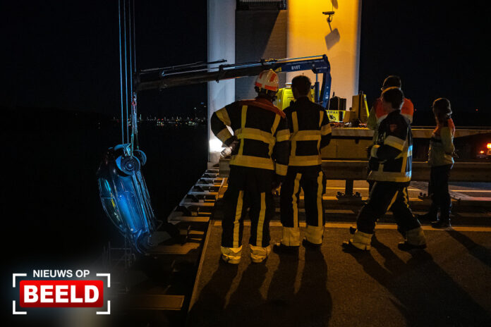 Bestuurder onder invloed rijdt van Botlekbrug af A15 Botlek Rotterdam