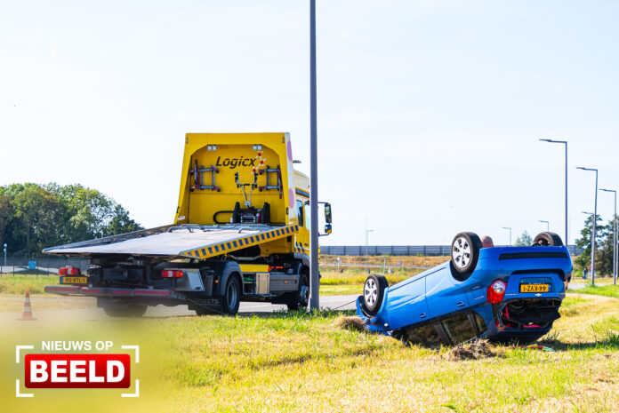 Auto vliegt uit bocht en belandt ondersteboven in berm Bovendijk Rotterdam