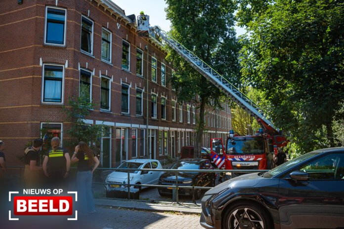 Veel rookontwikkeling bij brand op dak van portiekflat Delfgaauwstraat Rotterdam