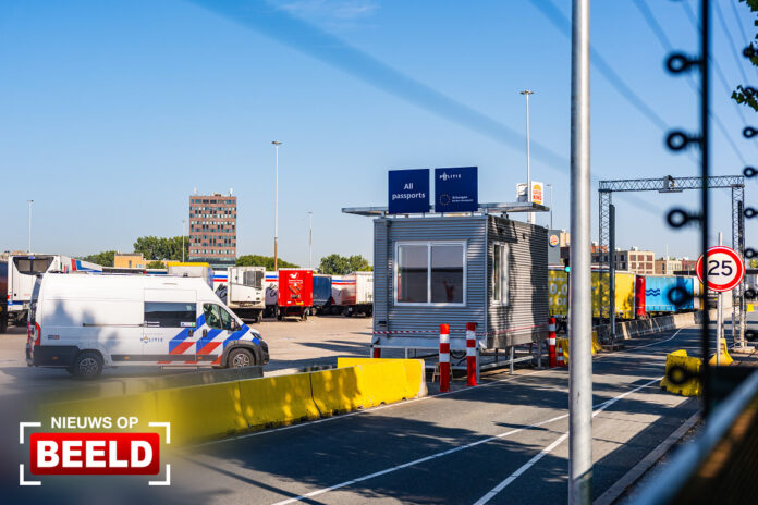 Twaalf inklimmers en vrachtwagenchauffeur aangehouden op bedrijfsterrein Vulcaanweg Vlaardingen