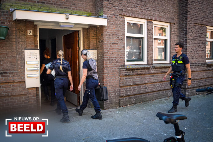 Politie onderzoekt overleden persoon in woning Essenburgstraat Rotterdam