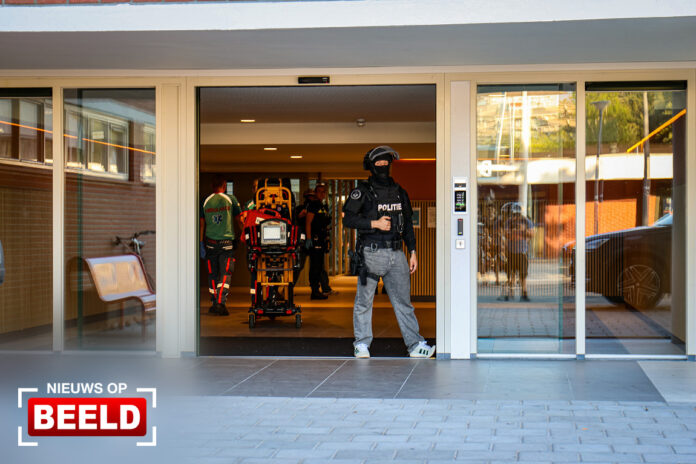 Zwaargewonde na steekpartij, verdachte aangehouden Arrheniusweg Rotterdam