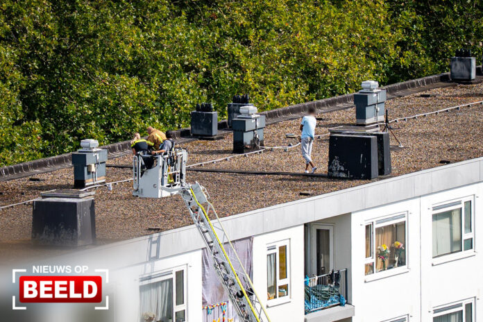 Man vlucht dak van flat op na mishandelen moeder Plautusstraat Rotterdam