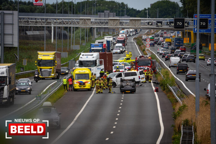 Snelweg dicht na aanrijding, auto over de kop A15 Papendrecht