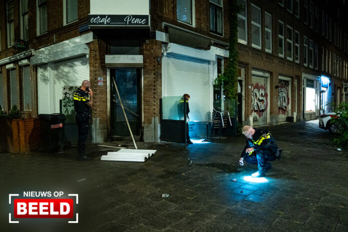 Rolluik op straat na explosie bij eetcafé Nieuwe Crooswijkseweg Rotterdam