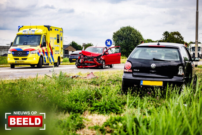 Flinke aanrijding met meerdere voertuigen N217 Mijnsheerenland
