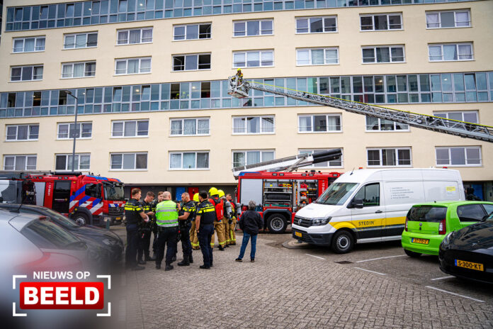 Meerdere woningen ontruimd bij woningbrand Sint-Janshaven Rotterdam