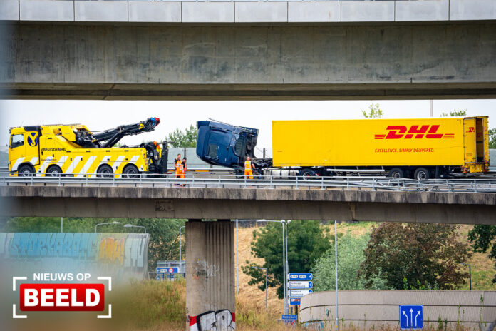 Verbindingweg dicht door ongeval met vrachtwagen A20 Terbregseplein Rotterdam