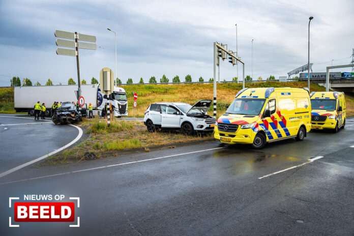 Afrit afgesloten na ongeval met meerdere voertuigen A15 Rotterdam