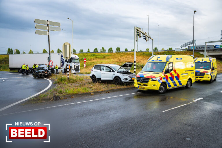 Afrit afgesloten na ongeval met meerdere voertuigen A15 Rotterdam