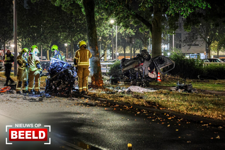VIDEO | Dode en gewonden bij ongeval waarbij auto doormidden brak Prins Alexanderlaan Rotterdam