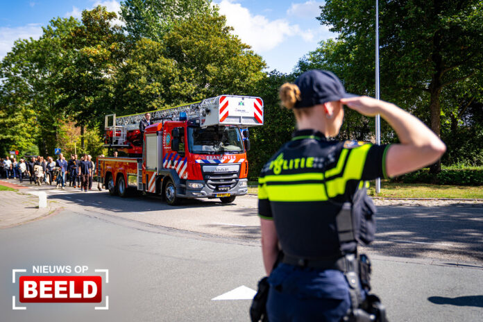 Honderden brandweerlieden nemen afscheid van overleden brandweerman in Sommelsdijk
