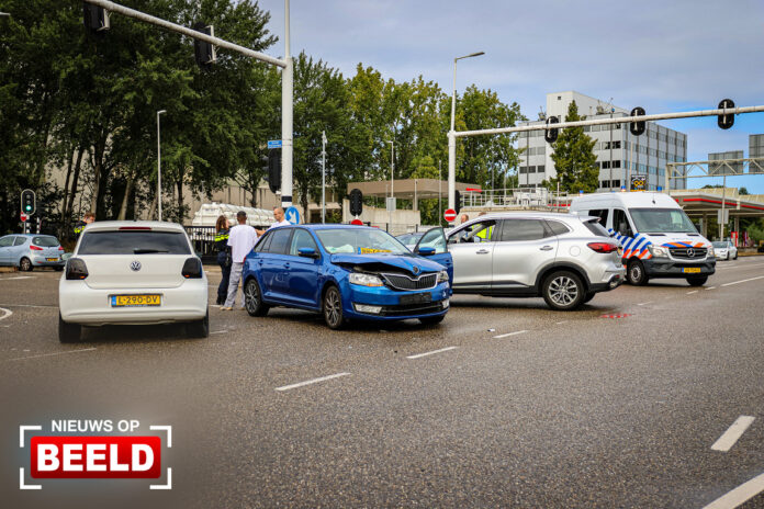Ongeval zorgt voor verkeershinder Capelseweg Rotterdam