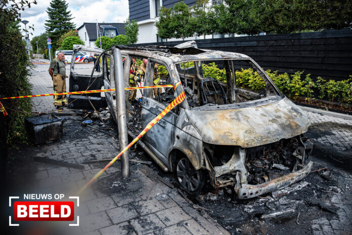 Camperbusje brandt volledig uit Molenweg Hellevoetsluis