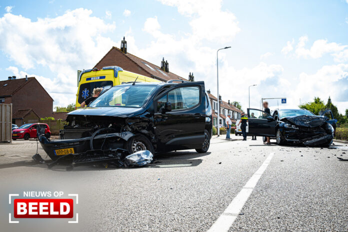 Twee gewonden na ongeval tussen twee voertuigen Vloedlijn Hellevoetsluis