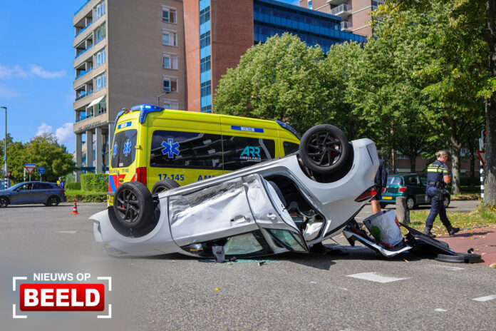 Auto op dak na aanrijding Holysingel Vlaardingen
