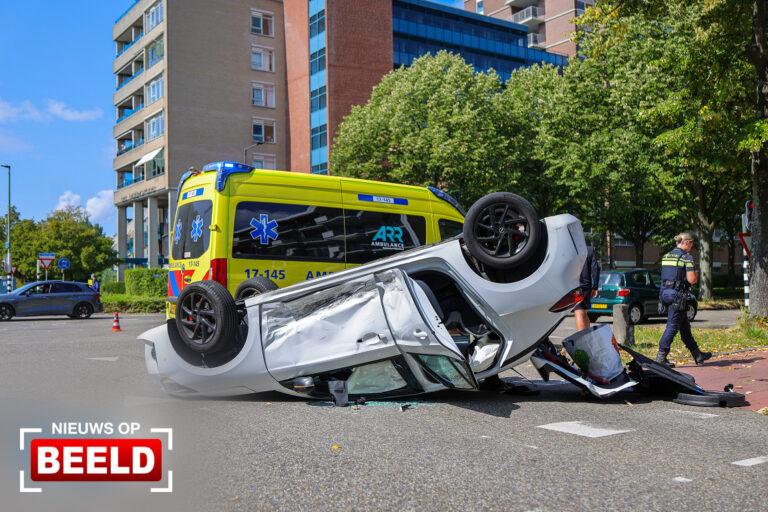 Auto op dak na aanrijding Holysingel Vlaardingen