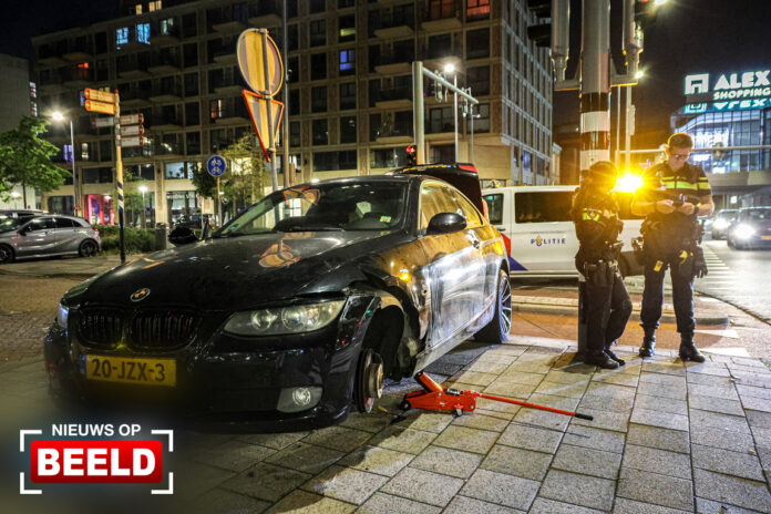 Auto vliegt uit de bocht en eindigt op verkeerspaal Grote beer Rotterdam