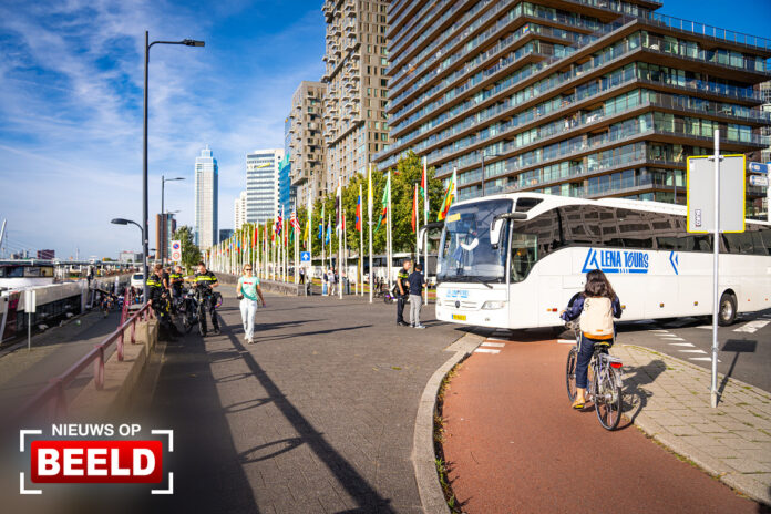 Fietsster gewond bij aanrijding met touringcar Boompjeskade Rotterdam