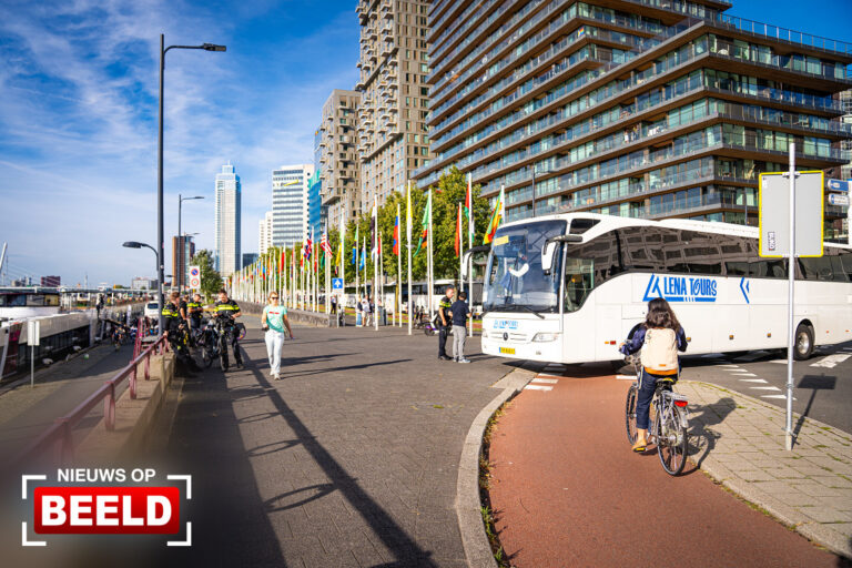 Fietsster gewond bij aanrijding met touringcar Boompjeskade Rotterdam