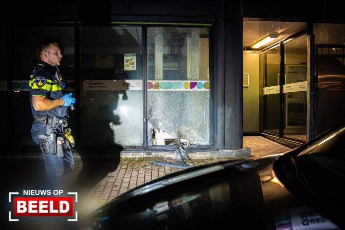 Ruit van apotheek beschadigd na explosie Boxbergenstraat Rotterdam