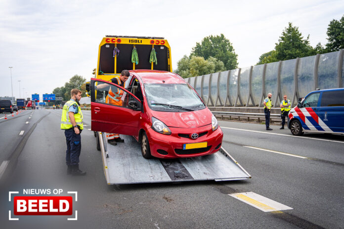 Auto over de kop na aanrijding met defensievrachtwagen A20 Rotterdam-Prins Alexander