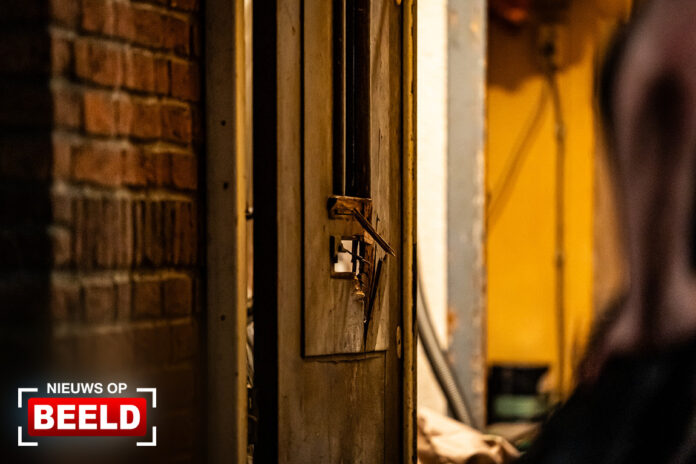 Explosie veroorzaakt schade aan voordeur Flakkeesestraat Rotterdam
