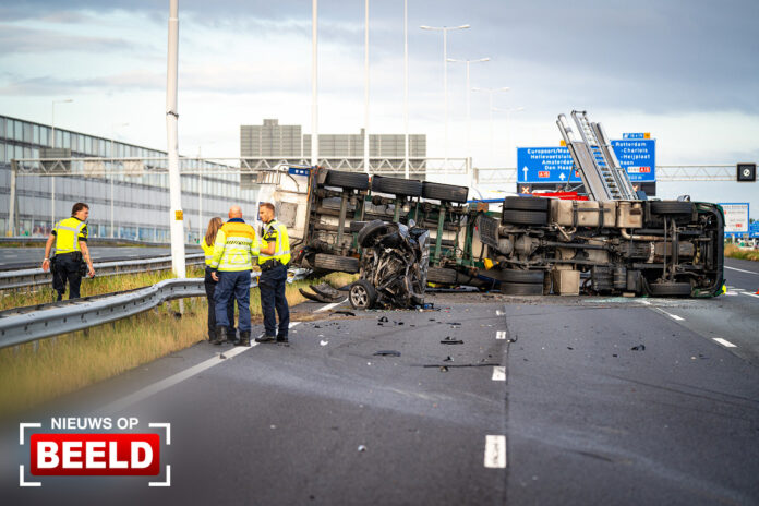 Vrachtwagen gekanteld en auto over de kop bij ongeval A15 Barendrecht